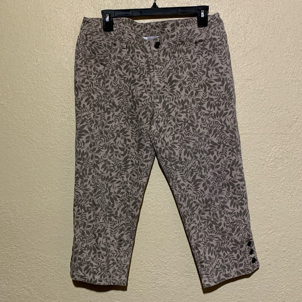 Christopher & Banks Capris Pants 8P Beige Gray Stretchy Crop Mid Rise Floral